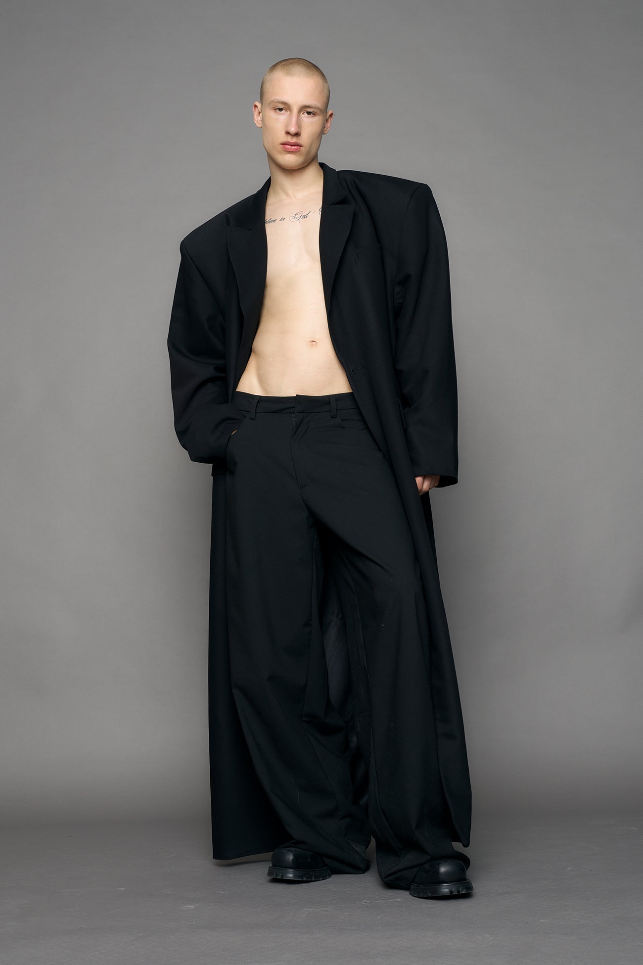 long blazer coat in black wool with exagerated shoulders and lapel