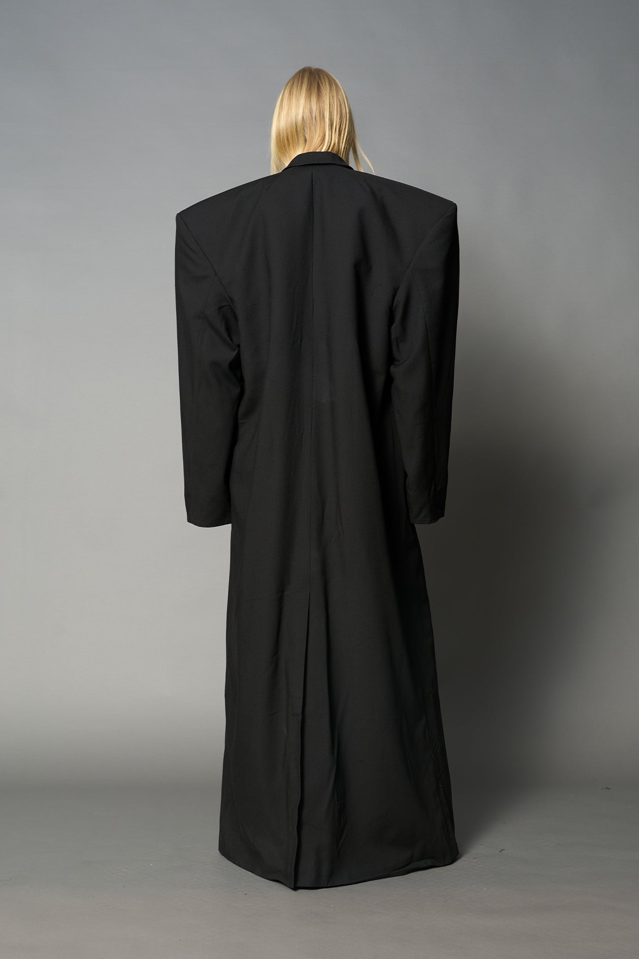 long blazer coat in black wool with exagerated shoulders and lapel