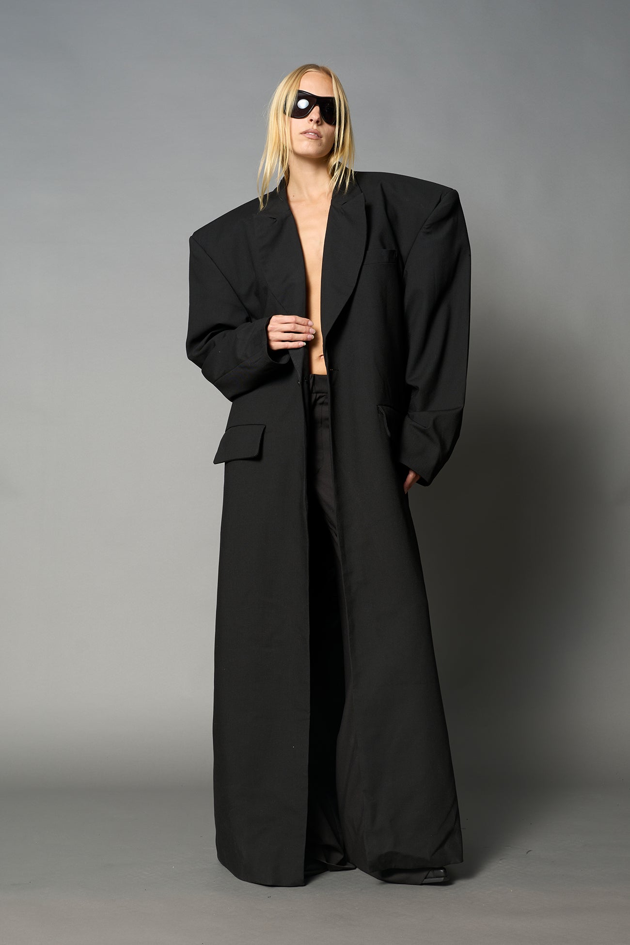 long blazer coat in black wool with exagerated shoulders and lapel
