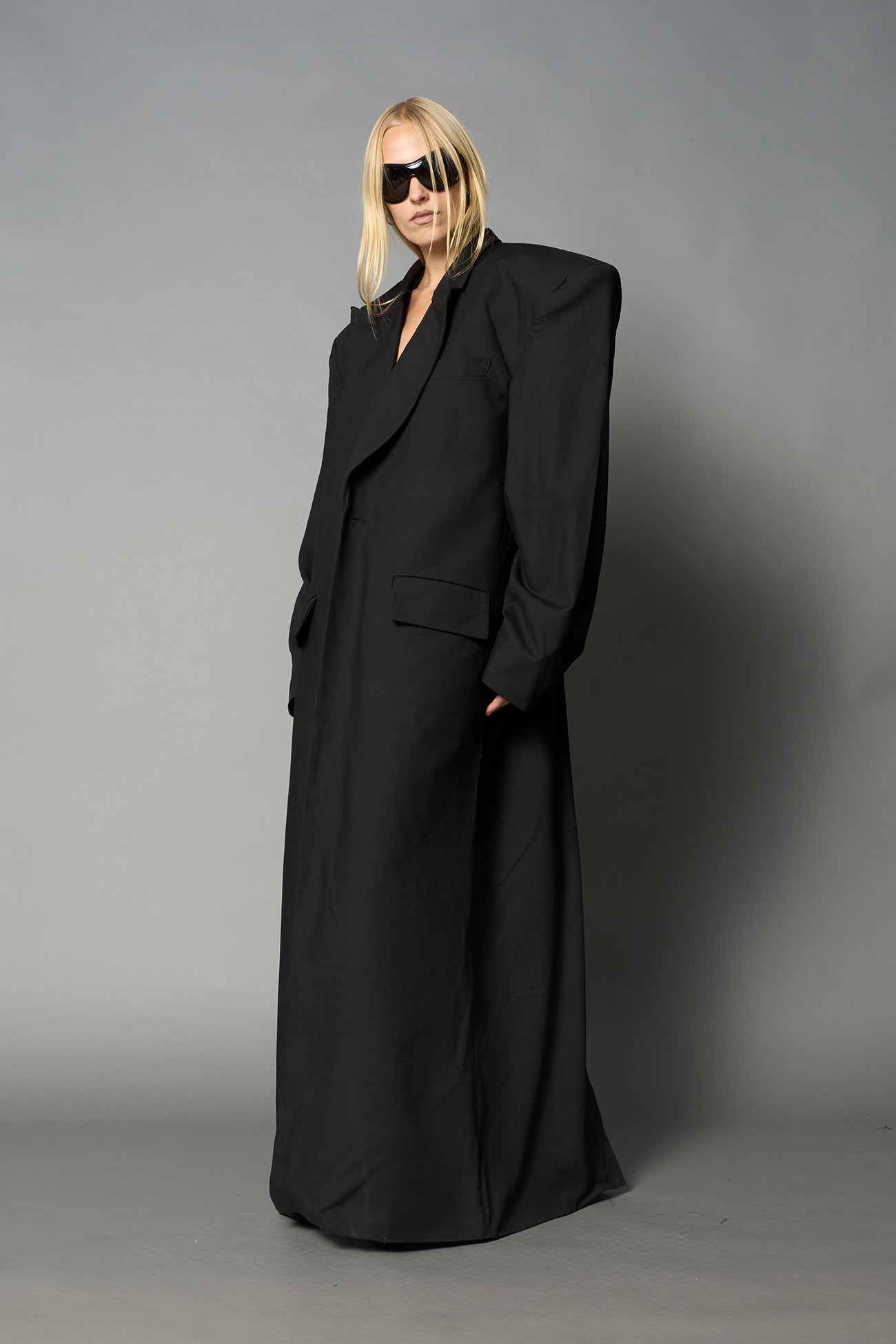 long blazer coat in black wool with exagerated shoulders and lapel