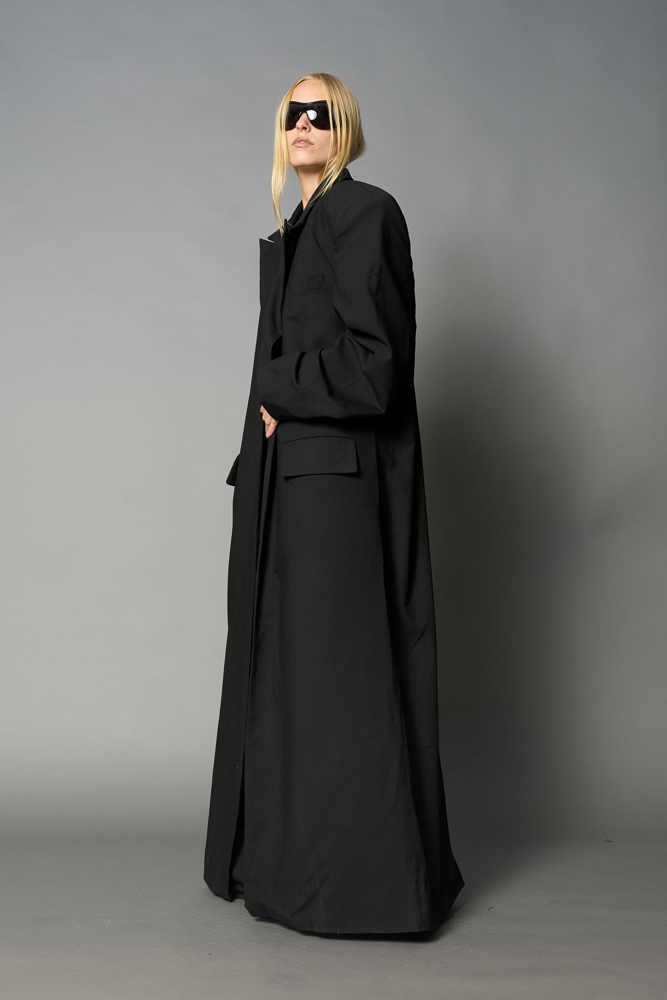 long blazer coat in black wool with exagerated shoulders and lapel