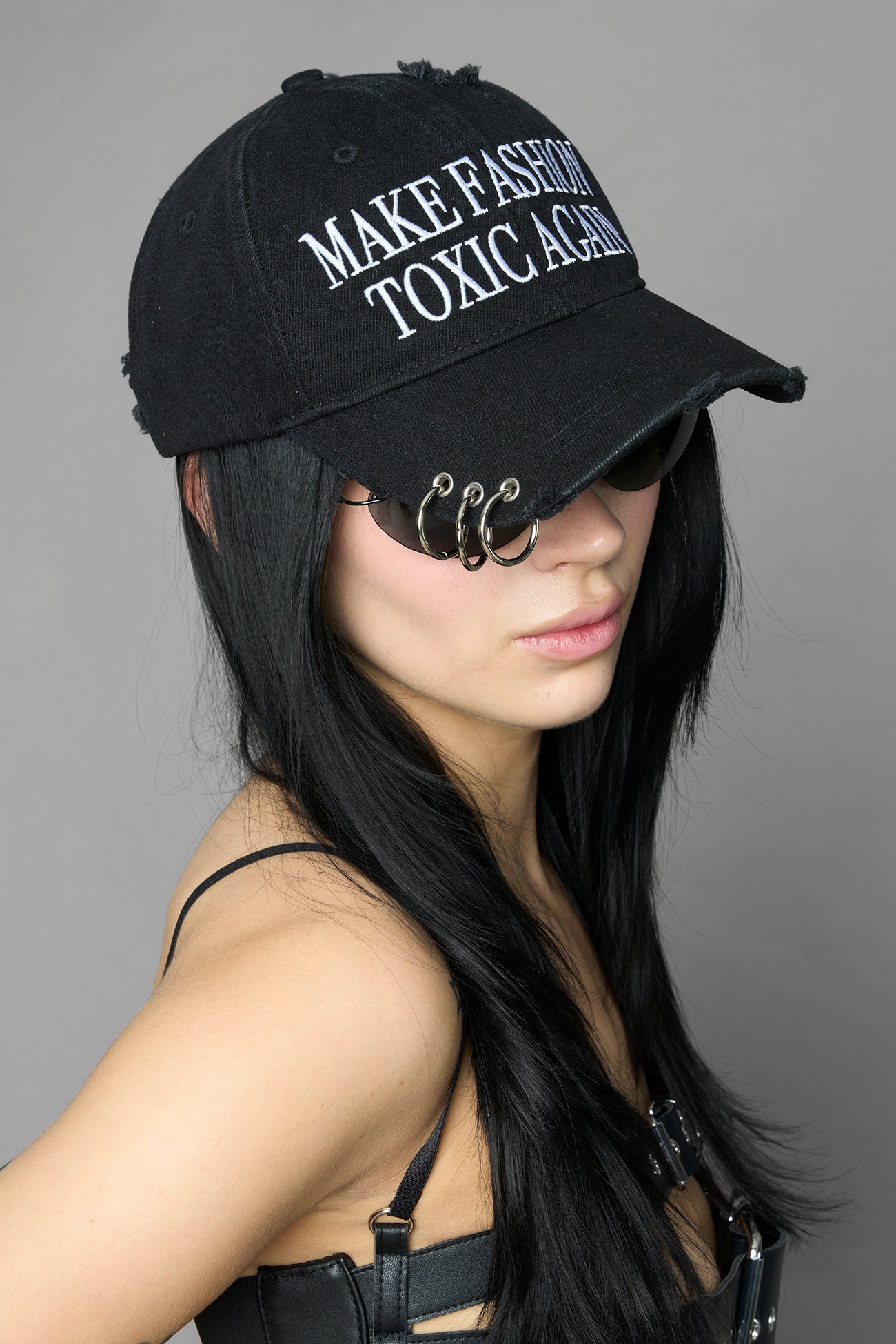 slogan black cap with distressind and silver rings
