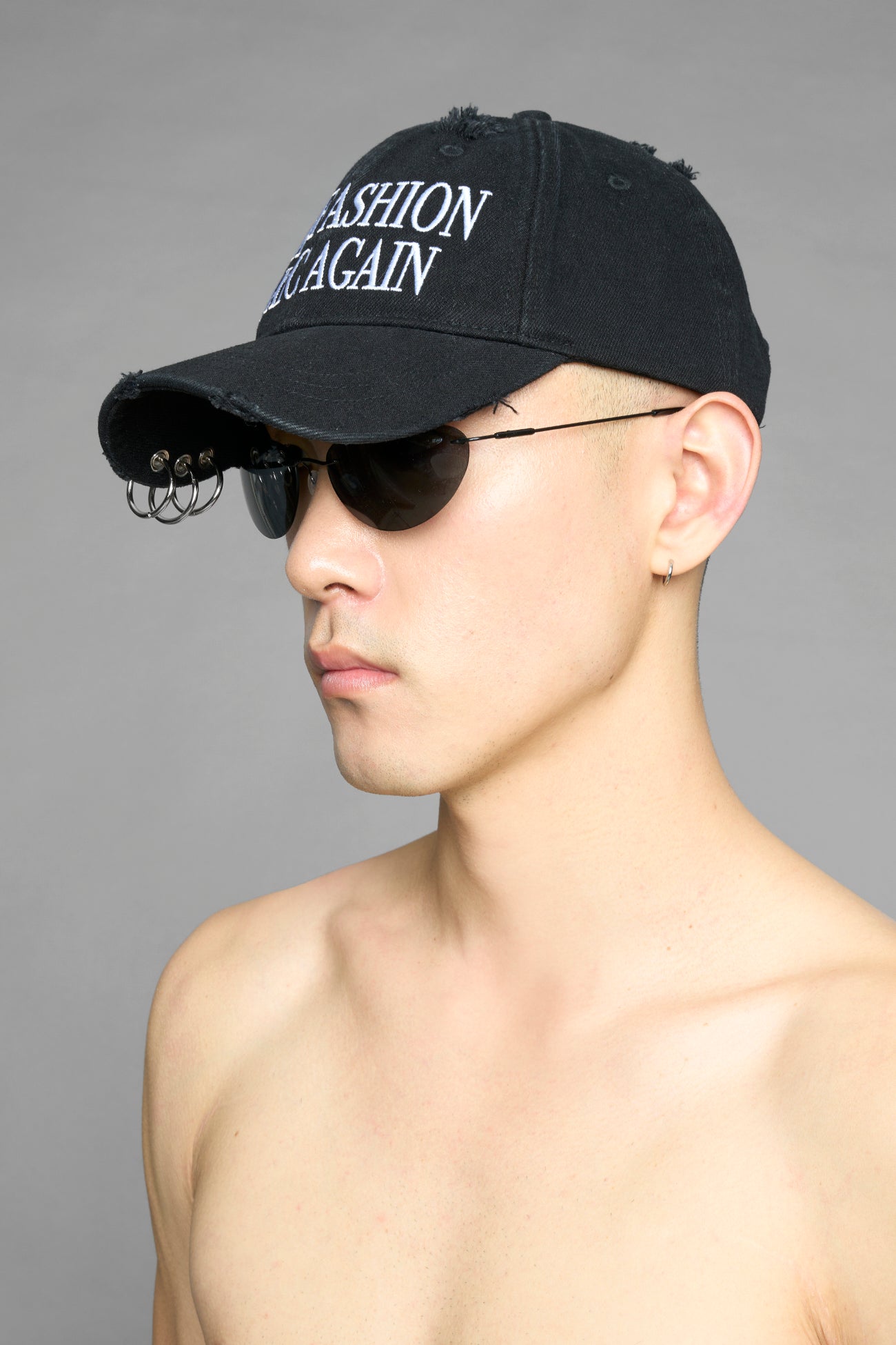 slogan black cap with distressind and silver rings