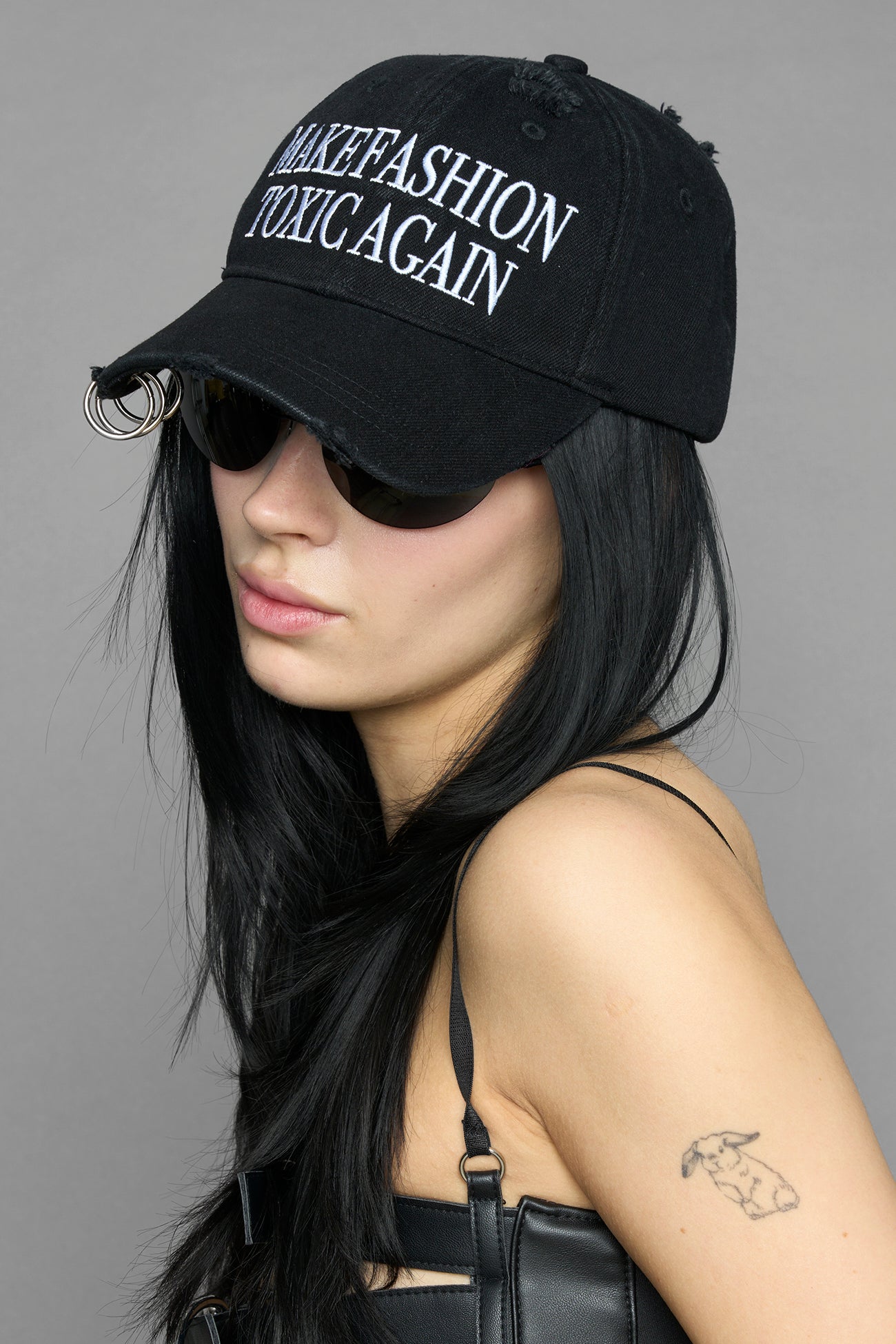 slogan black cap with distressind and silver rings
