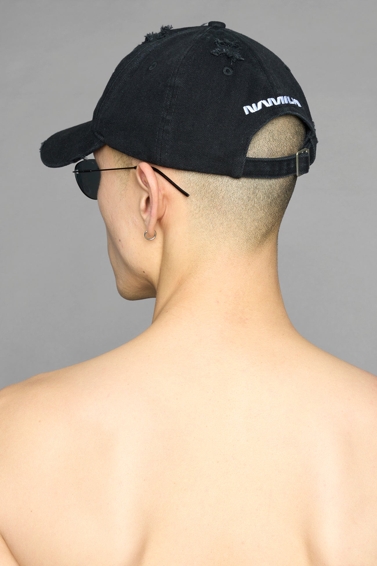 slogan black cap with distressind and silver rings