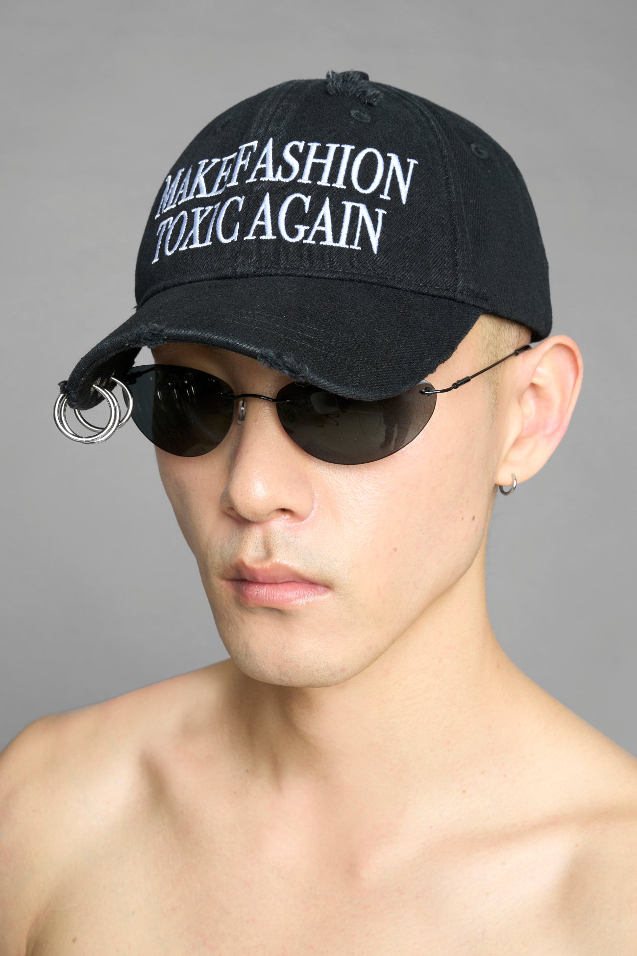 slogan black cap with distressind and silver rings