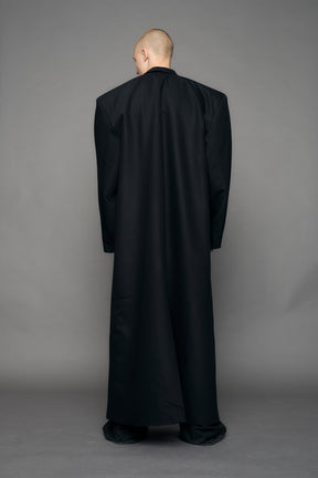 long blazer coat in black wool with exagerated shoulders and lapel