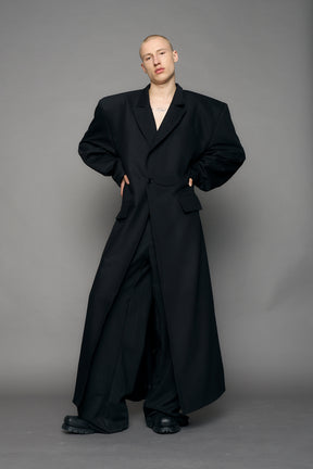 long blazer coat in black wool with exagerated shoulders and lapel