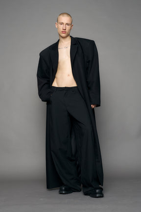 long blazer coat in black wool with exagerated shoulders and lapel