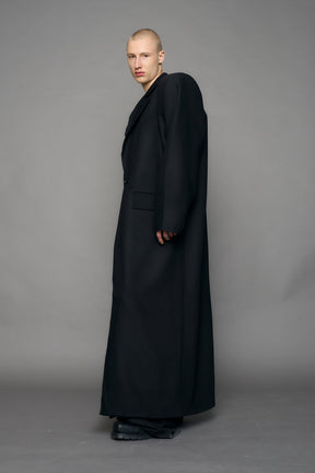 long blazer coat in black wool with exagerated shoulders and lapel