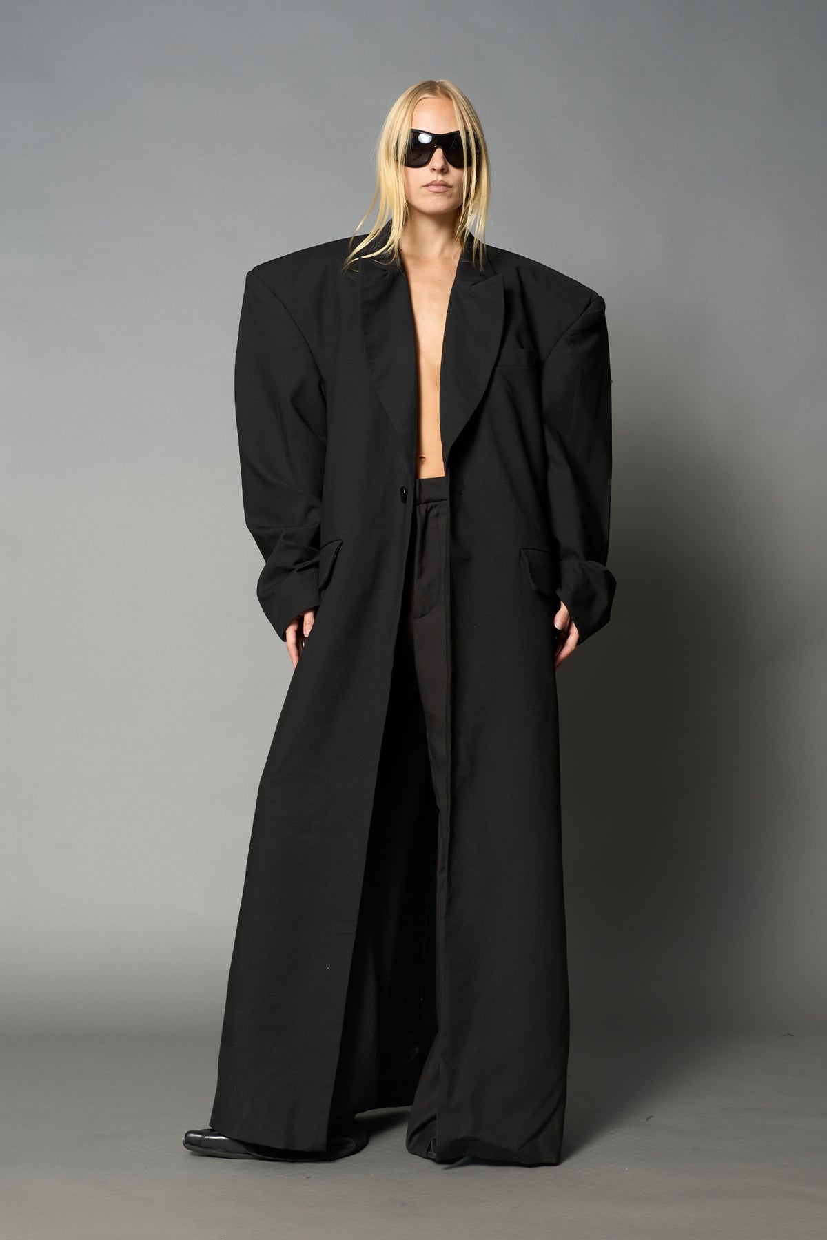 long blazer coat in black wool with exagerated shoulders and lapel